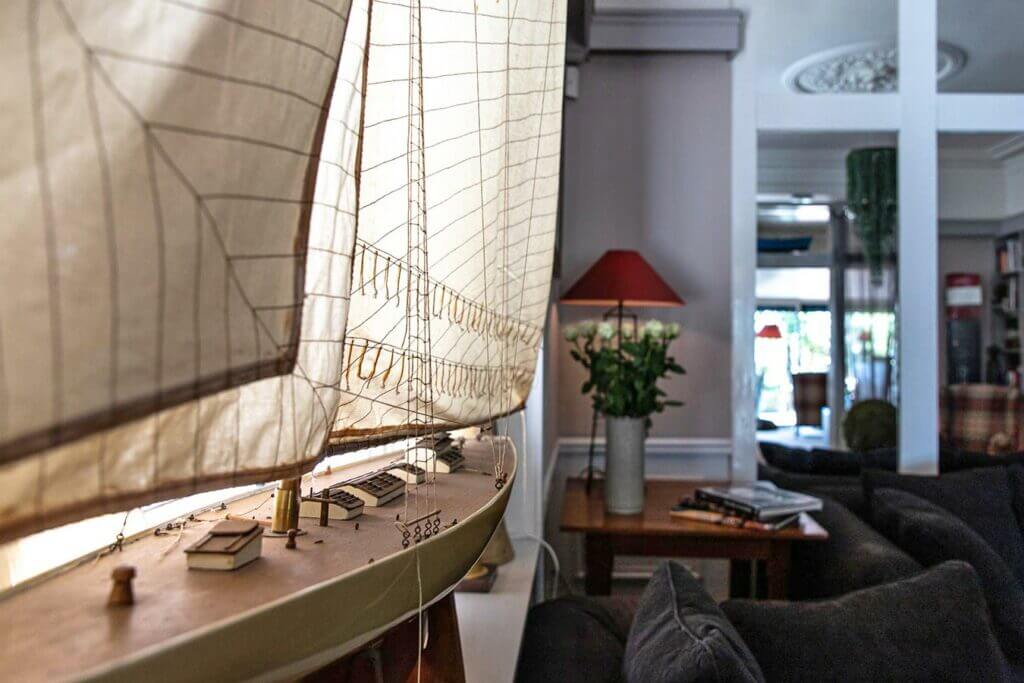 Maquette de voilier dans le salon de l'hôtel des Hortensias