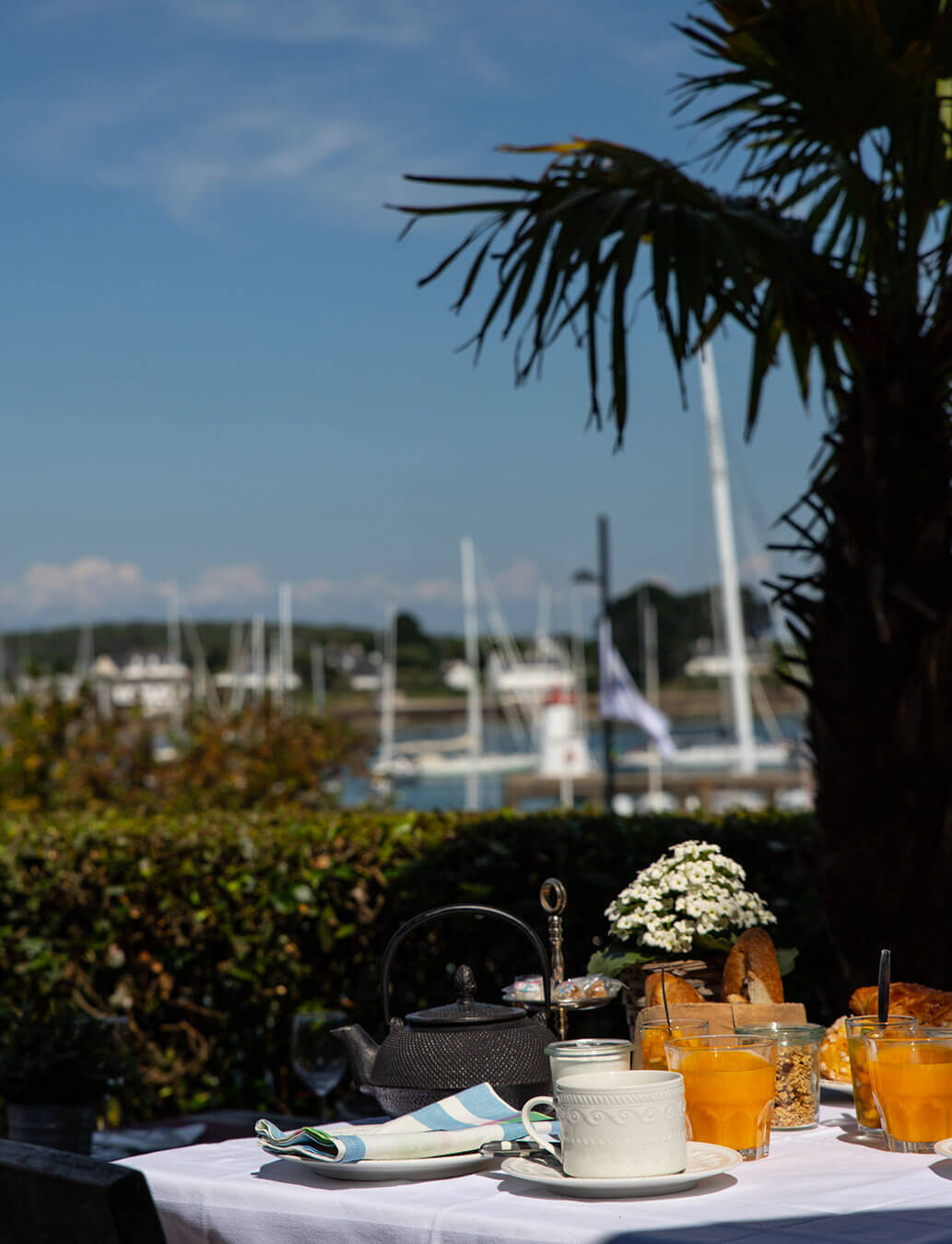 Petit déjeuner en terrasse, face à la mer.